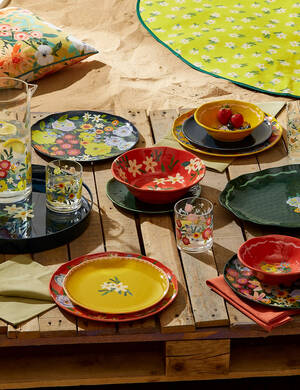 marksandspencer_Leto23_PIKNIK_Home_T34_0018X_piknikova salatova misa kvetinovy motiv_549KcT34_0015V_sada 4 piknikovych misek na testoviny kvetiny_699Kc_lifestyle.jpg
